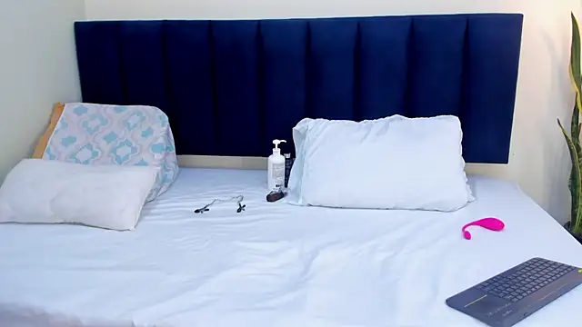 sophieturner mg online show from April 20, 2026, 7:37 pm