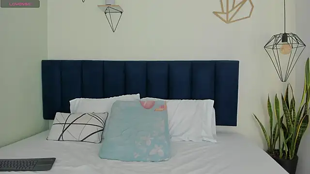 sophieturner mg online show from November 4, 2025, 7:06 pm