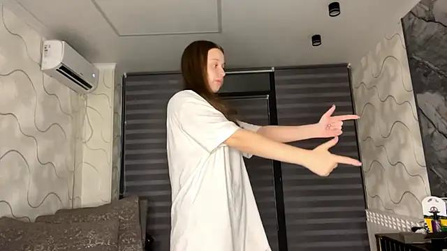 CharlynDini online show from November 27, 2025, 4:07 pm