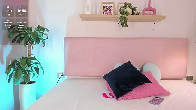 Snapshot of Cristalfoxy_ chatting on October 3, 2025, 11:45 am Cristalfoxy online show from October 3, 2025, 11:45 am