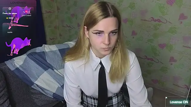 Snapshot of HelenMartines chatting on August 4, 2026, 2:54 pm HelenMartines online show from August 4, 2026, 2:54 pm