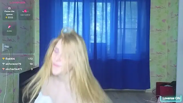 Snapshot of HelenMartines chatting on June 3, 2026, 2:33 pm HelenMartines online show from June 3, 2026, 2:33 pm
