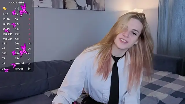 Snapshot of HelenMartines chatting on October 28, 2025, 10:36 am HelenMartines online show from October 28, 2025, 10:36 am