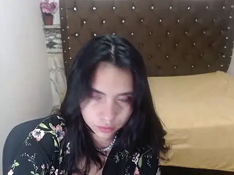 lunavalenciax online show from October 8, 2025, 5:42 am