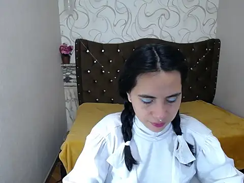 lunavalenciax online show from September 29, 2025, 7:04 am