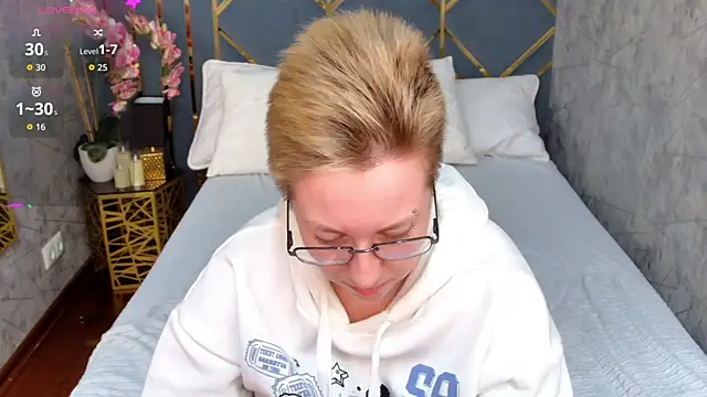 AlexandraGreen online show from October 21, 2025, 3:55 pm