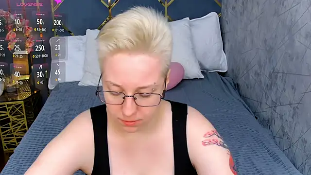 AlexandraGreen online show from November 2, 2025, 4:01 pm