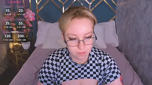 AlexandraGreen online show from April 6, 2026, 9:05 pm