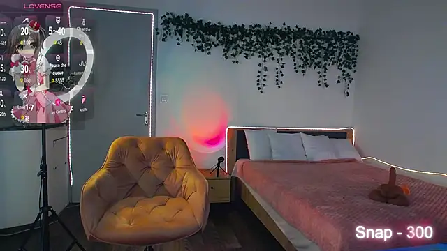 EvaLone1 online show from April 5, 2026, 7:53 pm