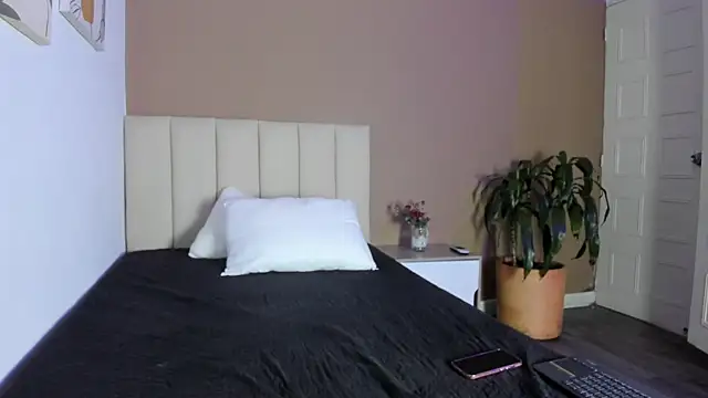 Snapshot of Samyscott_ chatting on May 8, 2026, 8:56 pm Samyscott online show from May 8, 2026, 8:56 pm