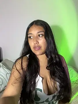 Snapshot of SharaRous chatting on August 4, 2026, 10:58 pm SharaRous online show from August 4, 2026, 10:58 pm