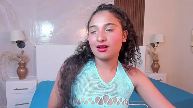 Snapshot of BellaSky4 chatting on September 20, 2025, 12:32 pm BellaSky4 online show from September 20, 2025, 12:32 pm