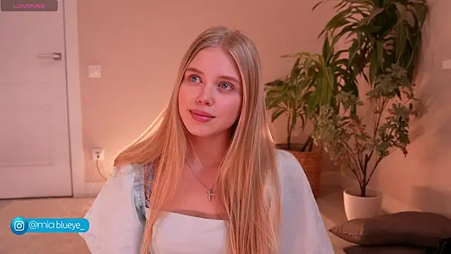 Miablueye online show from November 20, 2025, 3:12 pm