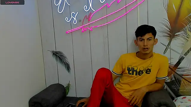 Snapshot of Holdme_Hot chatting on October 5, 2025, 4:14 am Holdme Hot online show from October 5, 2025, 4:14 am