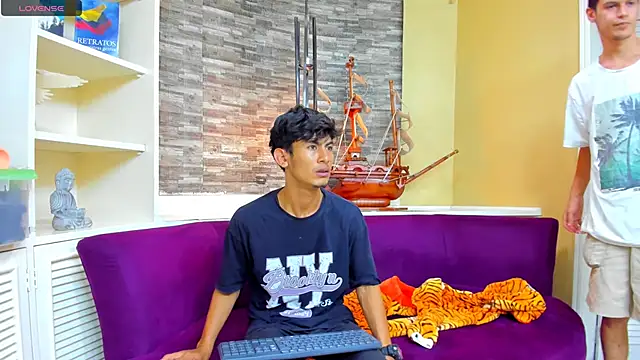 Snapshot of Holdme_Hot chatting on September 9, 2025, 3:16 am Holdme Hot online show from September 9, 2025, 3:16 am