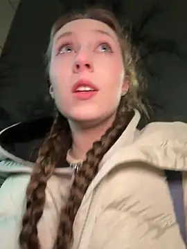 FroggyAnna online show from November 28, 2025, 5:24 pm