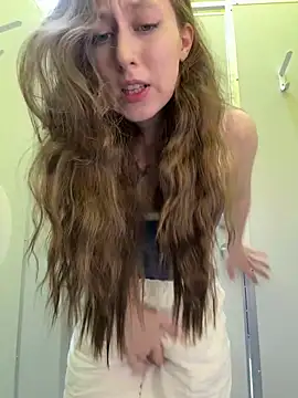 Snapshot of FroggyAnna chatting on June 11, 2026, 4:59 pm FroggyAnna online show from June 11, 2026, 4:59 pm