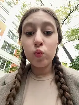 Snapshot of FroggyAnna chatting on October 10, 2025, 2:07 pm FroggyAnna online show from October 10, 2025, 2:07 pm