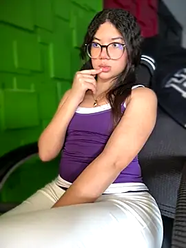 Snapshot of Queen__Love chatting on October 18, 2025, 8:44 pm Queen Love online show from October 18, 2025, 8:44 pm