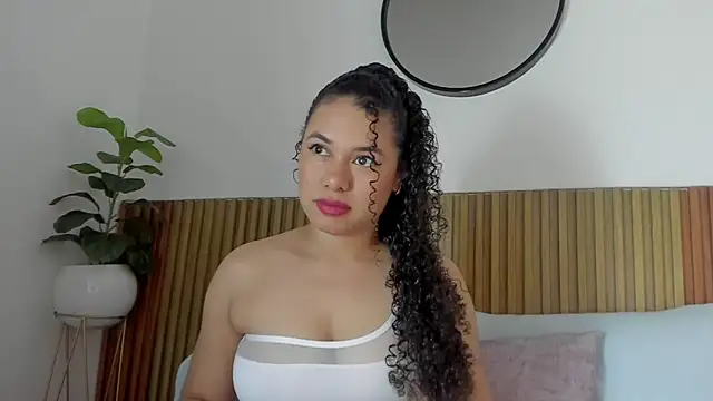 Snapshot of angie_leonn chatting on September 18, 2025, 12:08 pm angie leonn online show from September 18, 2025, 12:08 pm