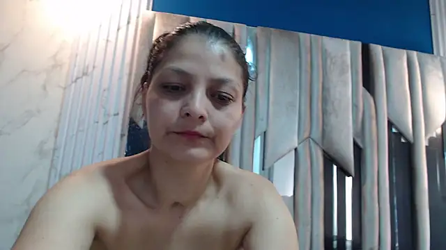 Snapshot of KiraaWild chatting on October 26, 2025, 2:17 pm KiraaWild online show from October 26, 2025, 2:17 pm