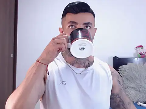 andrea de lucaa online show from December 3, 2025, 4:13 am