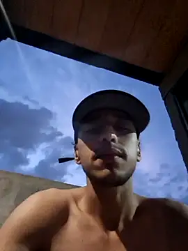 Snapshot of Santi2323xxX chatting on February 8, 2026, 11:35 pm Santi2323xxX online show from February 8, 2026, 11:35 pm