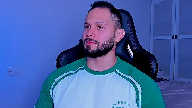 andrewcorey1 online show from October 8, 2025, 5:46 pm