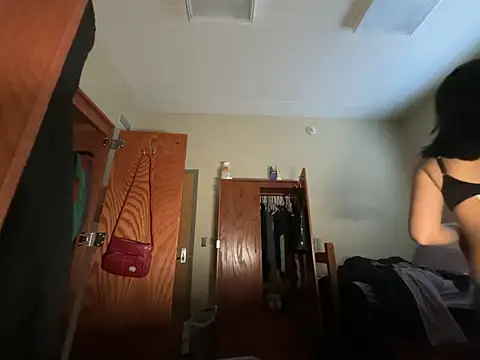 petitelatinateen online show from January 12, 2026, 6:04 pm