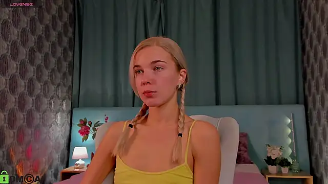 Snapshot of Aurora_Bennet chatting on September 11, 2025, 12:32 am Aurora Bennet online show from September 11, 2025, 12:32 am