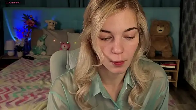 Snapshot of Aurora_Bennet chatting on November 17, 2025, 12:47 am Aurora Bennet online show from November 17, 2025, 12:47 am