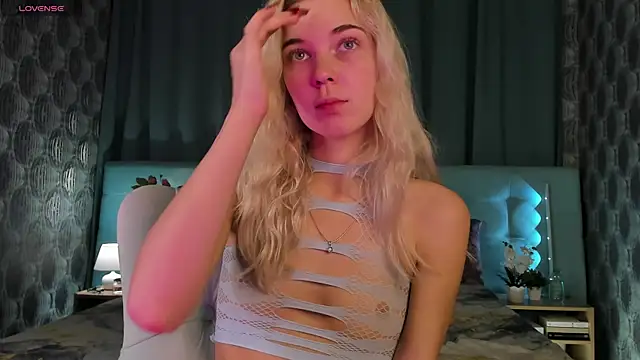 Snapshot of Aurora_Bennet chatting on September 18, 2025, 12:02 am Aurora Bennet online show from September 18, 2025, 12:02 am