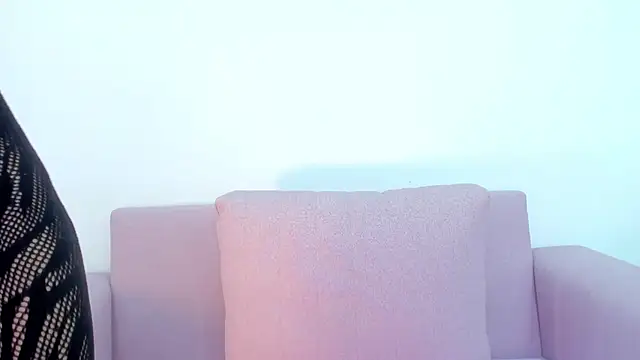 Snapshot of scarletross_ chatting on September 23, 2025, 2:13 pm scarletross  online show from September 23, 2025, 2:13 pm