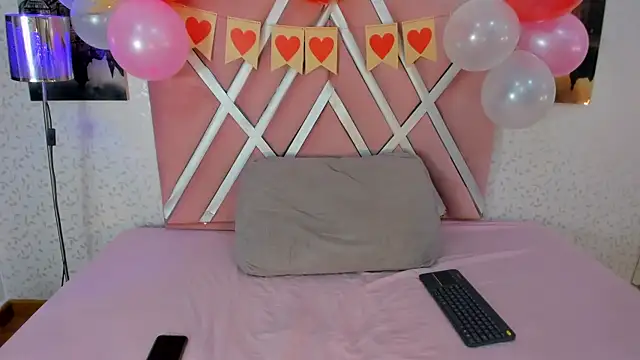 scarletross  online show from February 15, 2026, 3:00 pm