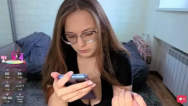 Snapshot of AlisaWyn chatting on November 5, 2025, 7:44 am AlisaWyn online show from November 5, 2025, 7:44 am