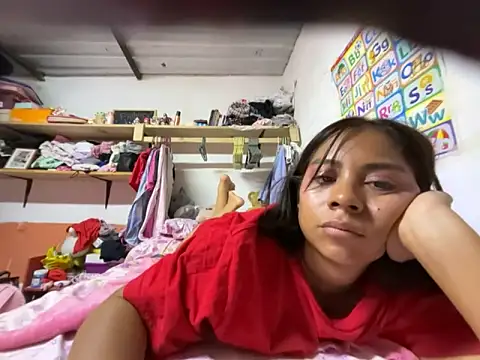 Snapshot of littlebunny31 chatting on June 13, 2026, 4:43 am littlebunny31 online show from June 13, 2026, 4:43 am