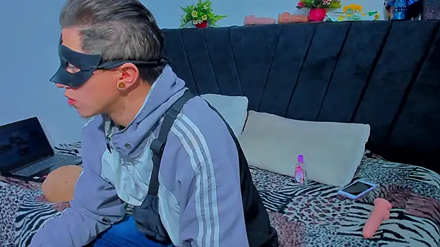 Snapshot of COUPLE25_33 chatting on October 20, 2025, 8:26 am COUPLE25 33 online show from October 20, 2025, 8:26 am