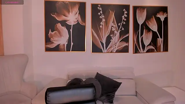 LeahNovac online show from November 17, 2025, 11:14 am