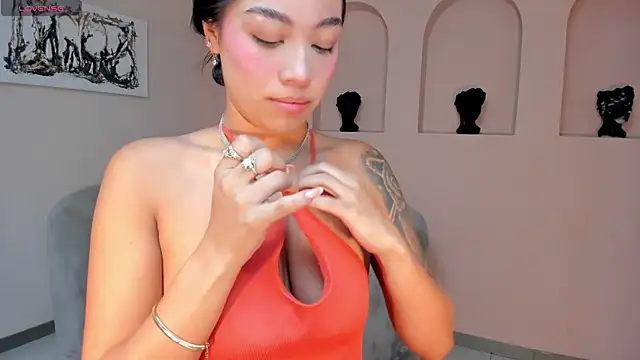 LeahNovac online show from October 31, 2025, 11:18 am