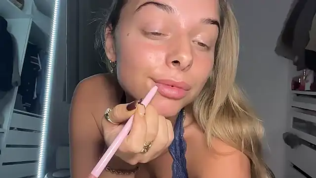 Snapshot of KayleeBella chatting on October 22, 2025, 8:30 pm KayleeBella online show from October 22, 2025, 8:30 pm