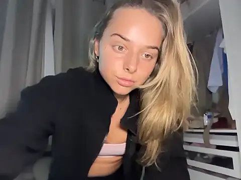 Snapshot of KayleeBella chatting on October 21, 2025, 8:08 pm KayleeBella online show from October 21, 2025, 8:08 pm