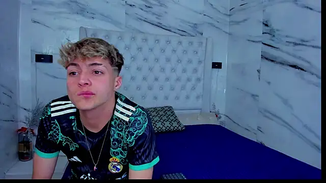 Snapshot of Ari_and_Storm chatting on October 22, 2025, 2:22 am Ari and Storm online show from October 22, 2025, 2:22 am