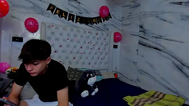 Snapshot of Ari_and_Storm chatting on February 21, 2026, 2:52 pm Ari and Storm online show from February 21, 2026, 2:52 pm