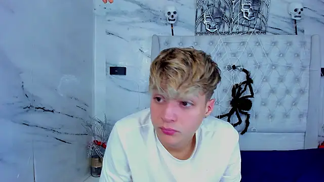 Snapshot of Ari_and_Storm chatting on November 1, 2025, 6:24 pm Ari and Storm online show from November 1, 2025, 6:24 pm