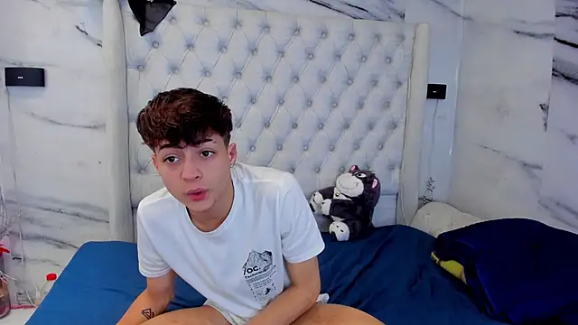 Snapshot of Ari_and_Storm chatting on January 18, 2026, 3:59 pm Ari and Storm online show from January 18, 2026, 3:59 pm