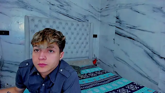 Snapshot of Ari_and_Storm chatting on November 12, 2025, 1:15 pm Ari and Storm online show from November 12, 2025, 1:15 pm