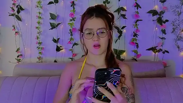 Snapshot of MiaWinxxx chatting on October 13, 2025, 9:27 pm MiaWinxxx online show from October 13, 2025, 9:27 pm
