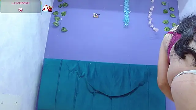 andrealopezcm101 online show from November 28, 2025, 11:21 am