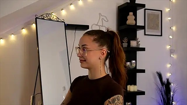 Snapshot of Naomii20__ chatting on October 12, 2025, 7:04 pm Naomii20 online show from October 12, 2025, 7:04 pm
