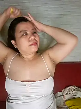 hotlyn45 online show from April 9, 2026, 7:20 pm